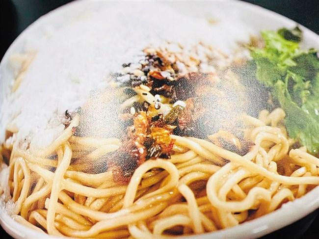 面条劲道爽滑，香甜可口的芝麻甜捞面怎么做