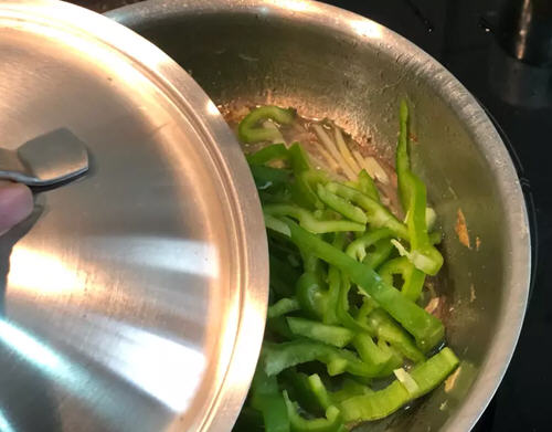 网红美食青椒炒新餐肉，味道还真的特别香