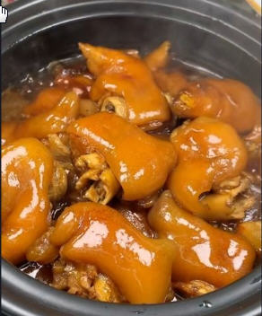 富含胶原蛋白，入口松软，老少皆宜的砂锅猪脚