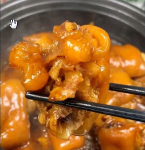 富含胶原蛋白，入口松软，老少皆宜的砂锅猪脚