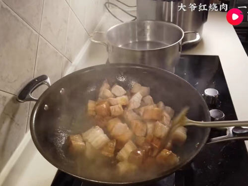 老饭骨红烧肉，口感肥而不腻非常容易入口