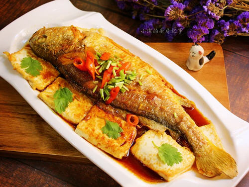 香煎黄花鱼，鱼肉口感细致，豆腐外酥内嫩