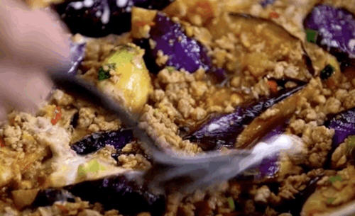 正宗咸鱼茄子煲，满满的吸满了肉末与咸鱼的肉香