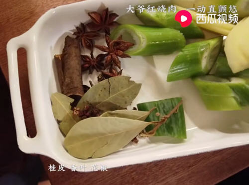 老饭骨红烧肉，口感肥而不腻非常容易入口