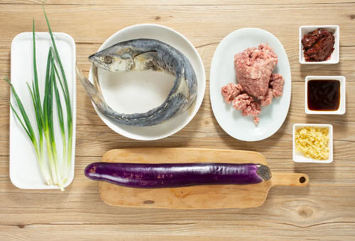 正宗咸鱼茄子煲，满满的吸满了肉末与咸鱼的肉香