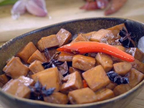 无水版卤豆干完全是用油和酱油汁卤的
