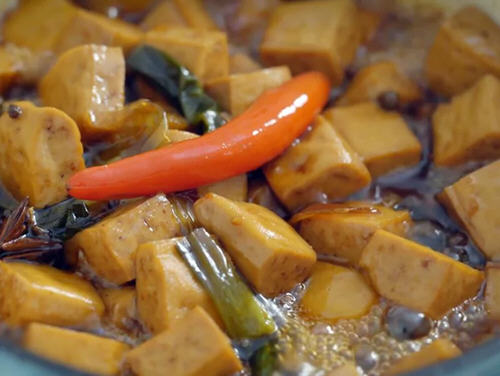 无水版卤豆干完全是用油和酱油汁卤的