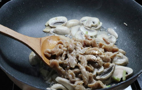 味道鲜美，肉丝嫩滑的家常蘑菇炒肉丝