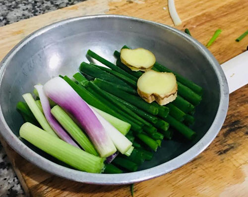 港式玫瑰豉油鸡，鲜香味美的鸡味和豉油焦香