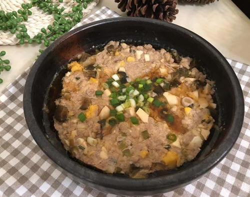 做法简单味道鲜香的咸蛋瓜仔肉