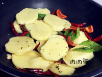 孜然土豆片的家常做法介绍（孜然土豆片怎么炒好吃窍门）
