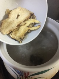 具有调经滋补、促进血液循环的当归首乌红枣汤的做法