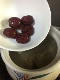 具有调经滋补、促进血液循环的当归首乌红枣汤的做法