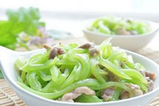 口感嫩滑，香嫩可口，让人回味无穷的莴笋炒肉的做法