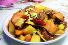 口感鲜香，色泽红润的土豆烧牛肉的做法