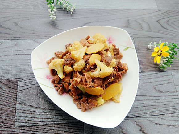 花菜炒牛肉的家常做法(花菜炒牛肉的做法)