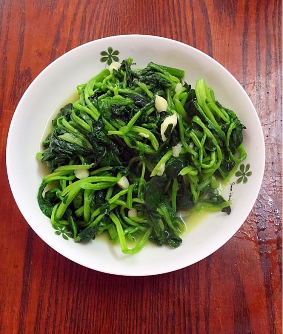 蒜蓉炒菠菜的家常做法(蒜蓉炒菠菜的家庭做法)