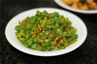 酸豆角炒四季豆的做法步骤7