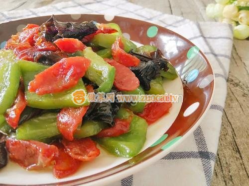 青椒木耳炒腊肠的做法