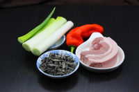 木耳炒五花肉的家常做法,五花肉炖木耳怎么做好吃
