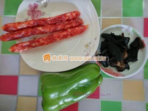 青椒木耳炒腊肠的做法