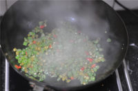 酸豆角炒四季豆的做法步骤6