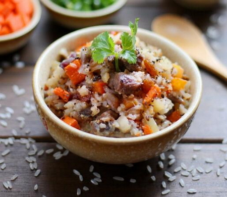 手抓羊肉饭的家常做法(手抓羊肉饭的做法及配料窍门)