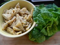 蚝油白菜烧豆泡的做法步骤1