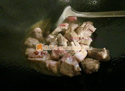 鹌鹑蛋红烧排骨的做法