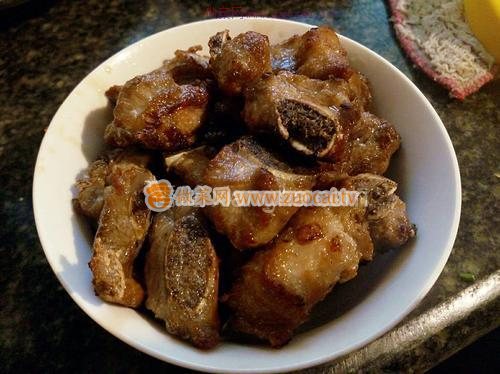 鹌鹑蛋红烧排骨的做法