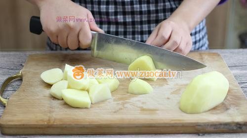 土豆烧鸡腿的做法
