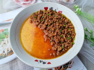 肉末鸡蛋羹,淋在鸡蛋羹上,撒葱花开吃。