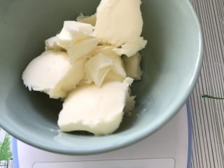 红糖花生饼干,黄油切小块,室温融化