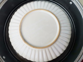 肉末鸡蛋羹,盖上锅盖8分钟,再焖5分钟。