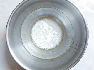 鲜草莓,蓝莓溶豆,蛋清放入一个无水无油的干净盆里,打至起大泡,加入三分之一的糖粉!