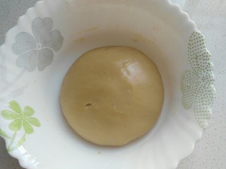 蔓越莓绿豆馅月饼(内附馅料做法),翻拌均匀成团后,盖保鲜膜室温松弛2小时左右;