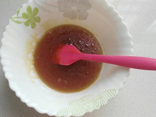 蔓越莓绿豆馅月饼(内附馅料做法),接着来做饼皮:先将转化糖浆,枧水,花生油放入容器中搅拌均匀;