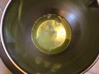 牛奶之恋《云朵香草冰淇淋》【冷饮】,蛋清放入三分之一的糖,打发!(需要十分打发,所以不要手下留情哦)