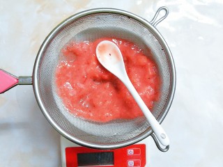 鲜草莓,蓝莓溶豆,同样用网筛过滤掉渣子!