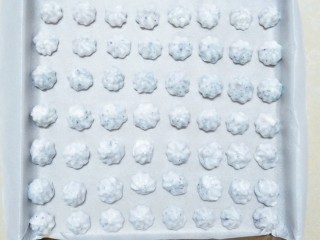 鲜草莓,蓝莓溶豆,把拌好的蛋白快速放入裱花袋里,轻轻的握住裱花袋,在预先铺好油纸的烤盘里挤出花型!一定要快!在挤之前就一定要先把烤箱,开热风烤预热到一百度!