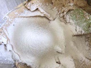 红糖花生饼干,用粉筛筛入加了一小撮盐的低筋粉