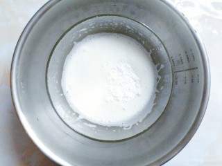 鲜草莓,蓝莓溶豆,打至起小泡,加入剩余的二分之一的糖粉!