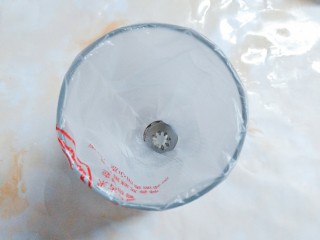 鲜草莓,蓝莓溶豆,准备好一个八齿裱花嘴和一个裱花袋,装入一个较高的杯子里!以便拌好的蛋白可以很快放入裱花袋里,进行挤花!