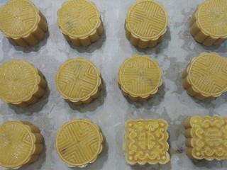 蔓越莓绿豆馅月饼(内附馅料做法),烤好后取出,刷一层薄薄的蛋黄水,再放入烤箱中层上下火180~200度烤约15分钟左右即好。
