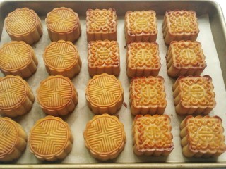蔓越莓绿豆馅月饼(内附馅料做法),烤好后的月饼出炉晾凉,再密封室温保存,2~3天后回油最好吃!(我是昨晚做的,今天已经开始回油了)