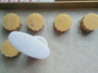 蔓越莓绿豆馅月饼(内附馅料做法),再把面团放入月饼模具中用手稍微按压一下,再倒扣在烤盘压制即可;