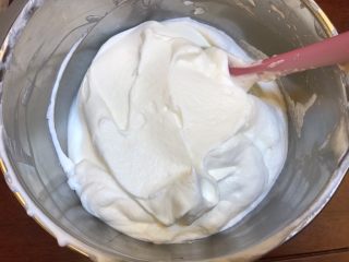 牛奶之恋《云朵香草冰淇淋》【冷饮】,搅拌好后,依旧是很轻盈,蓬松的。