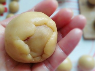 蔓越莓绿豆馅月饼(内附馅料做法),取一份饼皮压扁,再放入馅料包起来,用虎口小心的把饼皮向上推压包紧,整理好收口处不能有缝隙,然后搓圆;
