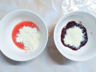 鲜草莓,蓝莓溶豆,把奶粉分成两半,一半倒入草莓泥,一半倒入蓝莓泥里,这个步骤也可以不要,等蛋白打发好了,把所有材料直接放入蛋白里搅拌也是一样的!因为蓝莓提前拌了奶粉会出水!