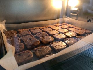 红糖花生饼干,烤箱提前预热10分钟,放入烤盘,上下火170度烤二十五分钟左右,饼干发出滋滋声,逐渐上色后即可